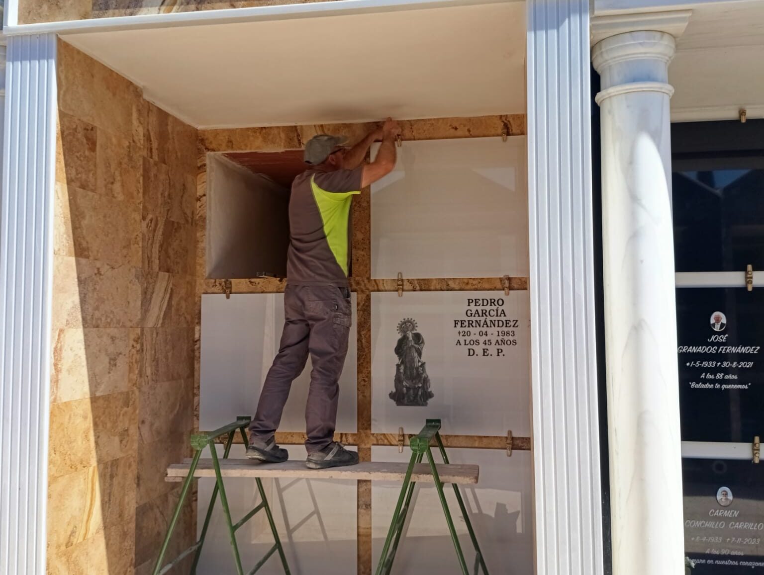 Servicio de instalación de lápidas